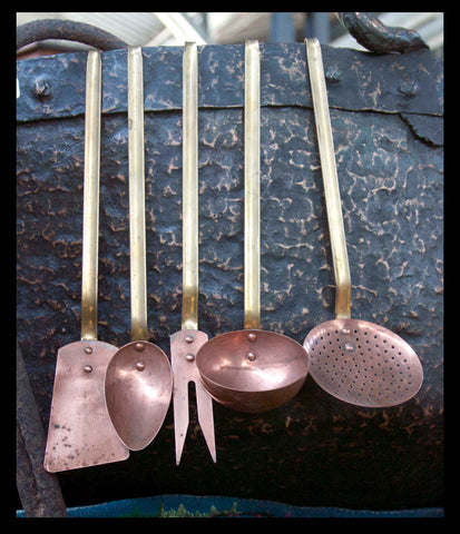 II.85 SET DE CUCHARONES DE COBRE