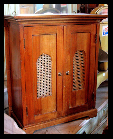 I.44 BOTIQUÍN DE MADERA Y JUNCO