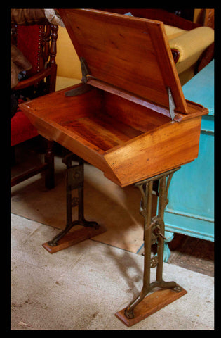 I.41 PUPITRE ANTIGUO CON PATAS DE FIERRO AJUSTABLES