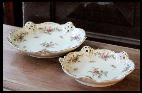 II.102  DOS PLATITOS DE PORCELANA