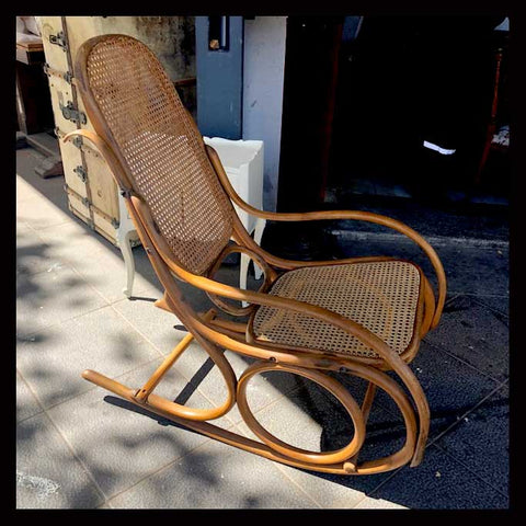 I.1015 SILLA MECEDORA THONET