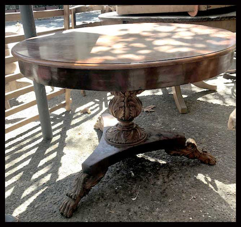 I.1016 MESA REDONDA DE CAOBA TALLADA