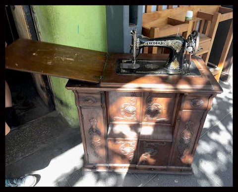 I.1018 MÁQUINA DE COSER SINGER