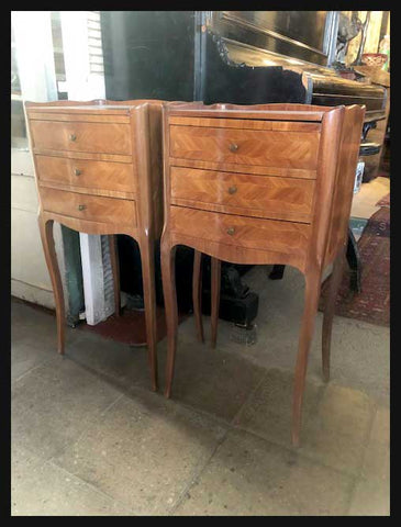 I.1607 PAR DE VELADORES