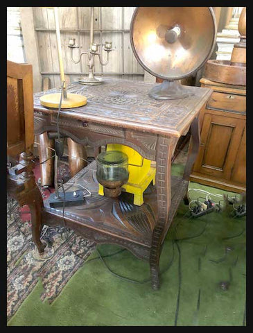 I.1612 MESA DE MADERA TALLADA