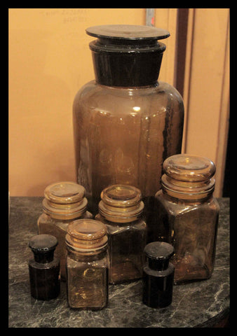 II.44 BOTELLAS DE BOTICA ÁMBAR