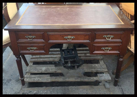 I.363 ESCRITORIO CON CUBIERTA DE CUERO