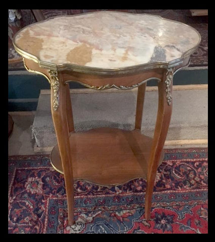 I.501 MESA LATERAL DE MÁRMOL, DETALLES EN BRONCE