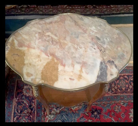 I.501 MESA LATERAL DE MÁRMOL, DETALLES EN BRONCE