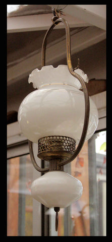 II.106 PAR DE LÁMPARAS DE OPALINA Y BRONCE