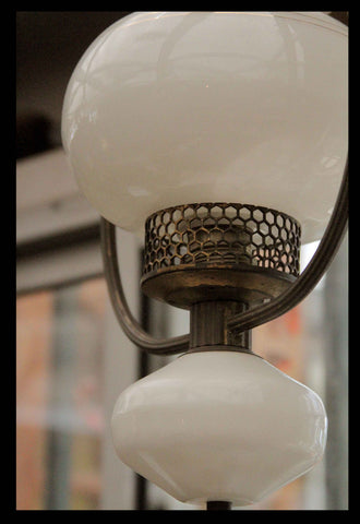 II.106 PAR DE LÁMPARAS DE OPALINA Y BRONCE