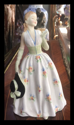 II.825 FIGURA DE PORCELANA