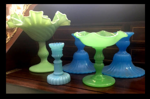 II.822 OBJETOS DE OPALINA VERDE Y AZUL