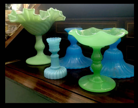 II.822 OBJETOS DE OPALINA VERDE Y AZUL