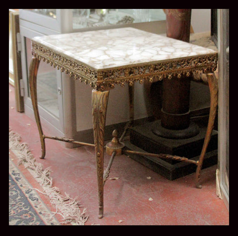 I.54 PAR DE MESITAS LATERALES DE BRONCE CON CUBIERTA DE MÁRMOL