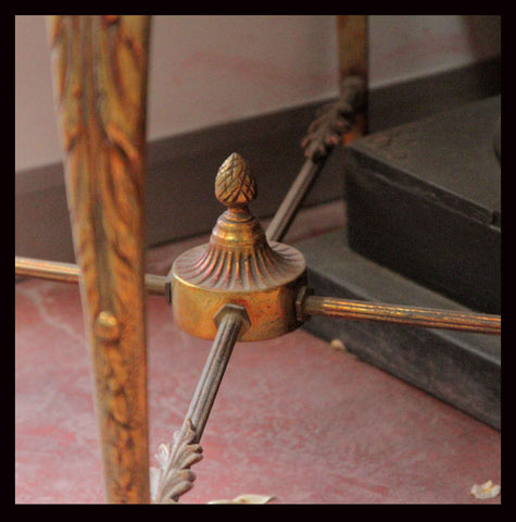 I.54 PAR DE MESITAS LATERALES DE BRONCE CON CUBIERTA DE MÁRMOL