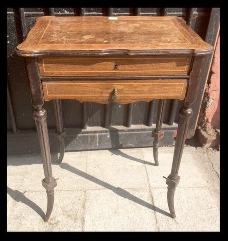 I.503 MESA CON MARQUETERÍA Y CAJONES