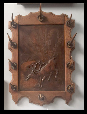 II.837 PERCHERO CON CACHOS