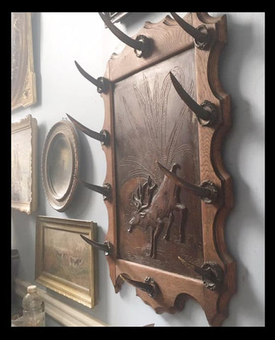 II.837 PERCHERO CON CACHOS