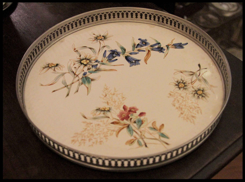 II.145 BANDEJA CON FLORES Y PLAQUÉ