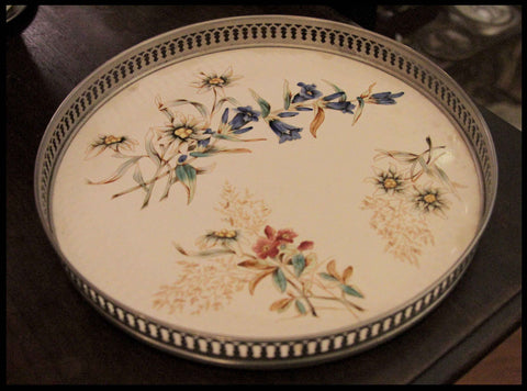 II.145 BANDEJA CON FLORES Y PLAQUÉ