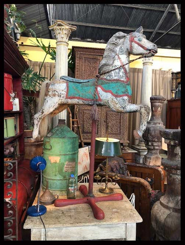 II.1567 CABALLO DE MADERA CON PEDESTAL