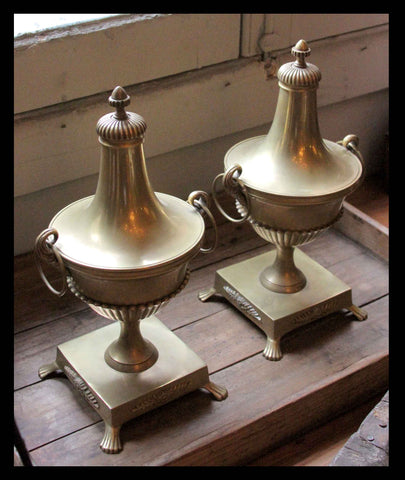 II.135 DOS ÁNFORAS DE BRONCE