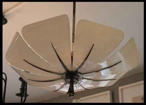 II.133 LÁMPARA BLANCA DE BAQUELITA