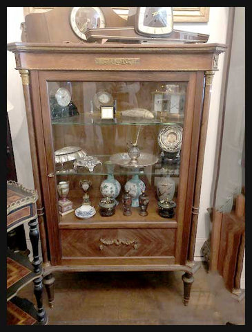 I.1636 VITRINA TERMINACIONES DE BRONCE