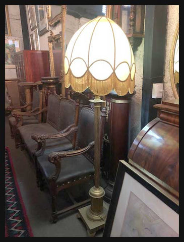 II.2177 LÁMPARA DE PIE CON PANTALLA AMARILLA