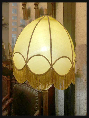 II.2177 LÁMPARA DE PIE CON PANTALLA AMARILLA