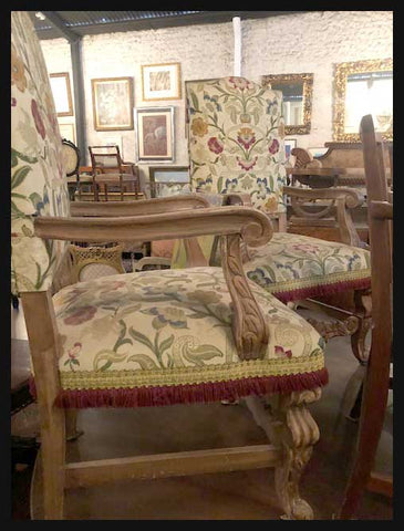 I.1630 PAR DE SILLONES ALTOS TAPIZ DE FLORES