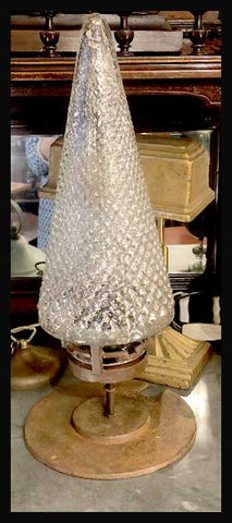 II.1889 LÁMPARA DE CONO