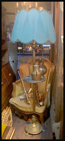 II.1894 LÁMPARA DE PIE CON MESITA DE APOYO