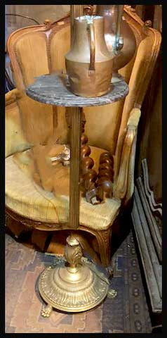 II.1894 LÁMPARA DE PIE CON MESITA DE APOYO