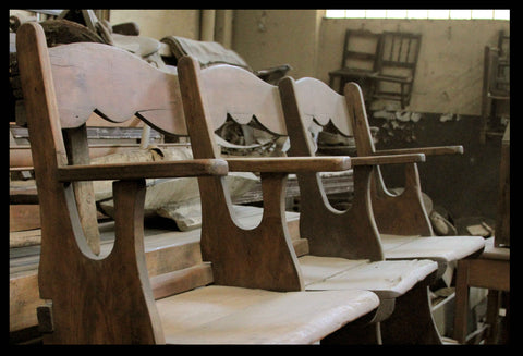 I.87 BUTACAS DE TEATRO DE MADERA ANTIGUAS