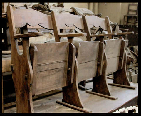 I.87 BUTACAS DE TEATRO DE MADERA ANTIGUAS