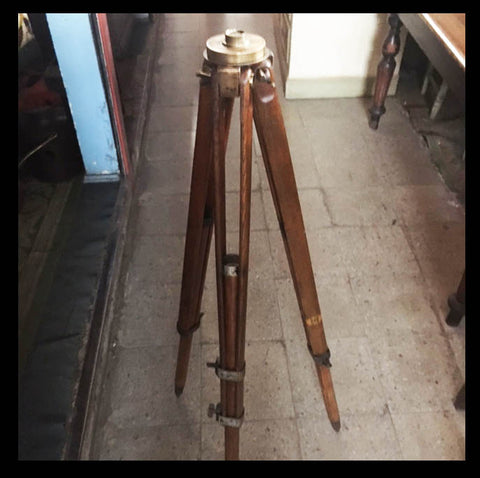 II.851 TRÍPODE ROBLE Y BRONCE