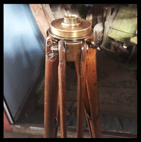 II.851 TRÍPODE ROBLE Y BRONCE