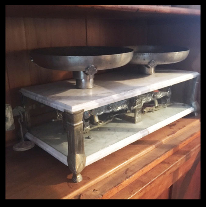 II.852 PESA CON BASE DE MÁRMOL