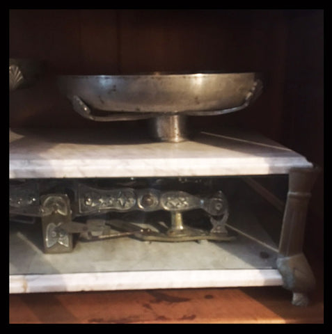 II.852 PESA CON BASE DE MÁRMOL