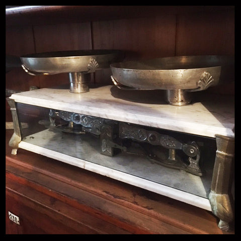 II.852 PESA CON BASE DE MÁRMOL