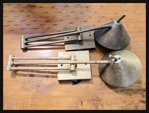 II.2185 PAR DE LÁMPARAS DE MURO DE BRONCE