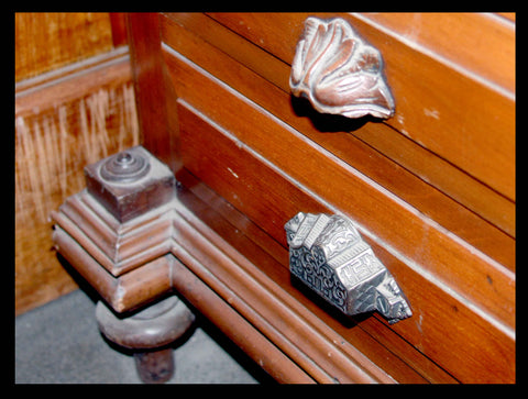 I.88 MUEBLE CAMISERO DE MADERA