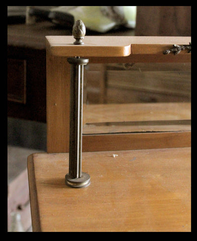 I.89 MUEBLE DE BAÑO DE MADERA Y ESPEJO