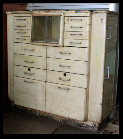 I.91 MUEBLE DE DENTISTA DE MÚLTIPLES CAJONES