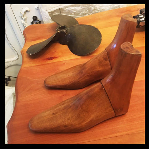 II.856 PAR DE HORMAS APOYA LIBROS