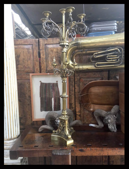 II.899 PAR DE CANDELABROS ALTOS DE BRONCE