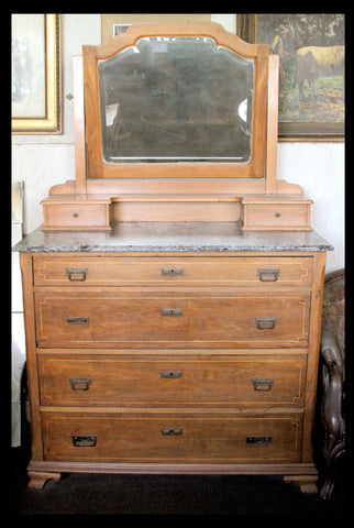 I.93 CÓMODA TOCADOR DE MADERA Y MÁRMOL