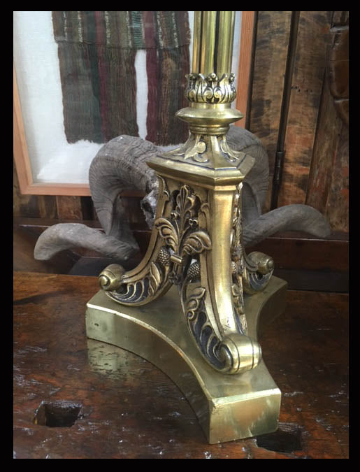 II.899 PAR DE CANDELABROS ALTOS DE BRONCE